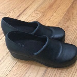 Bass clogs